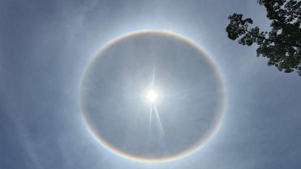 <b>Fenomena Langit Langka ”Halo Matahari” Terjadi di Siak Riau</b>