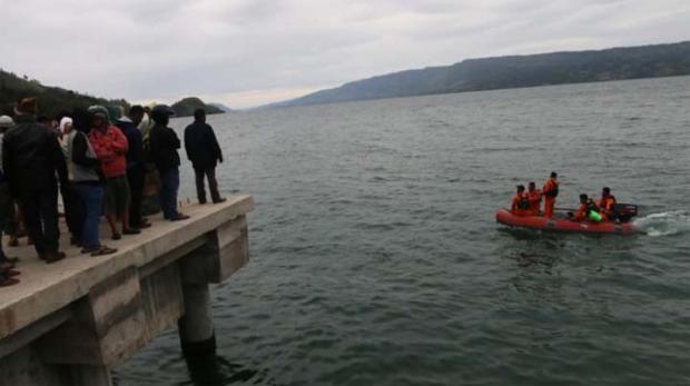 Disertai Gerimis, Basarnas Cari Satu ABK KM Ramos Risma yang Hilang di Danau Toba