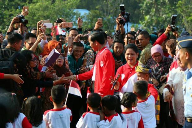 Tiba di Gedung Daerah Riau Hadiri Peringatan Hari Anak Nasional 2017, Jokowi Disambut Polisi Cilik