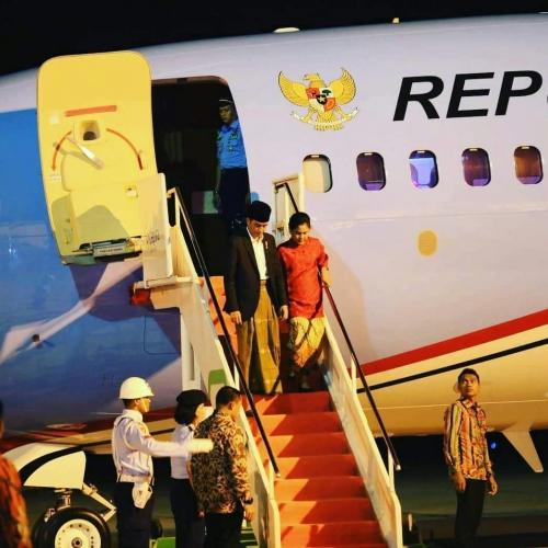 Tiba di Riau, Presiden Jokowi Turun Pesawat Pakai Sarung, Ibu Negara Iriana Kenakan Baju Kurung