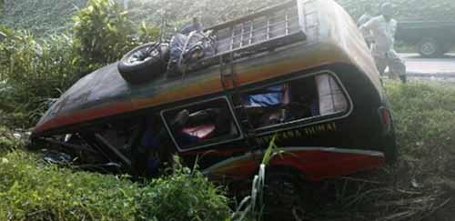 Bus Kencana Dumai BM 7257 RO Masuk Parit di Asahan Sumut, 16 Orang Terluka