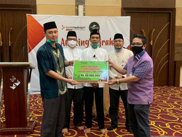 Dukung YTWU, Karyawan Bank Riau Kepri Wakafkan Uang Tunai Rp60 Juta