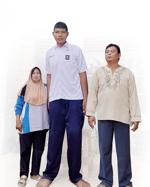 Anak Tertinggi di Dunia? Usianya Baru 16 Tahun, Tinggi Remaja di Rokan Hilir Ini Sudah 2,6 Meter
