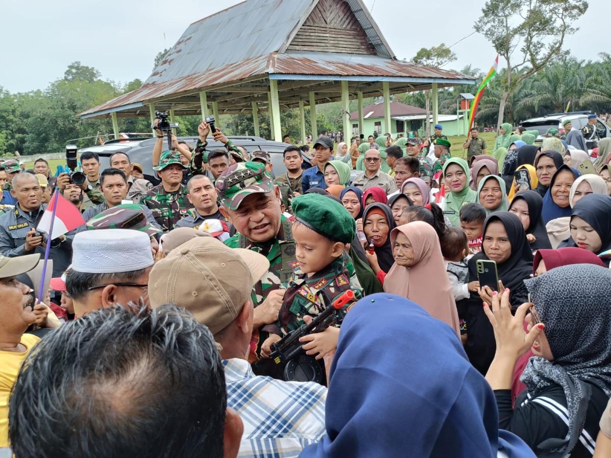 <b>KSAD Jenderal Maruli Simanjuntak Gendong Bocah Berpakaian TNI yang Menyambut Kedatangannya di Desa Domo Kampar</b>