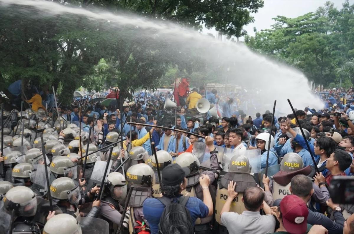 <b>Ribuan Mahasiswa dari Berbagai Perguruan Tinggi Gelar Parlemen Jalanan di Depan Gedung DPRD Riau, Aksi Sempat Ricuh dan Memakan Korban Luka</b>