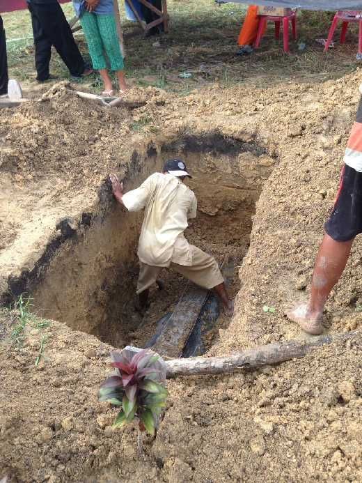 Kuburan Ibu Paruh Baya yang Tewas di Rumahnya Jalan Kuansing Pekanbaru Dibongkar untuk Autopsi, Hasilnya: Ada Retak pada Kepala dan Bekas Cekikan di Leher Korban