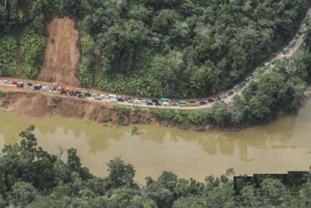 Longsor di Perbatasan Riau-Sumbar, Jalan Km 77 Desa Merangin Kuok Tertutup Material Tanah dari Bukit