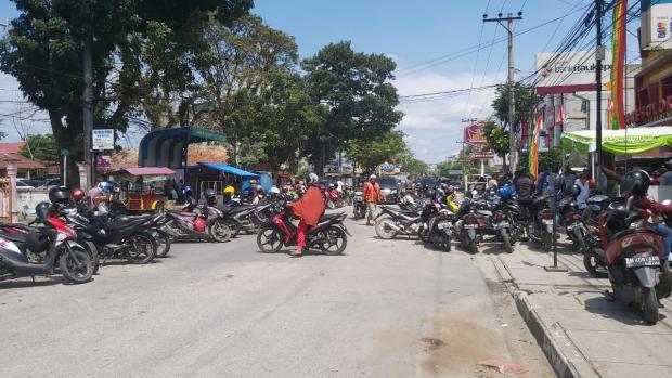 Antre Ambil Bankeu di Bank Riau Kepri, Sepeda Motor pun Parkir di Tengah Jalan