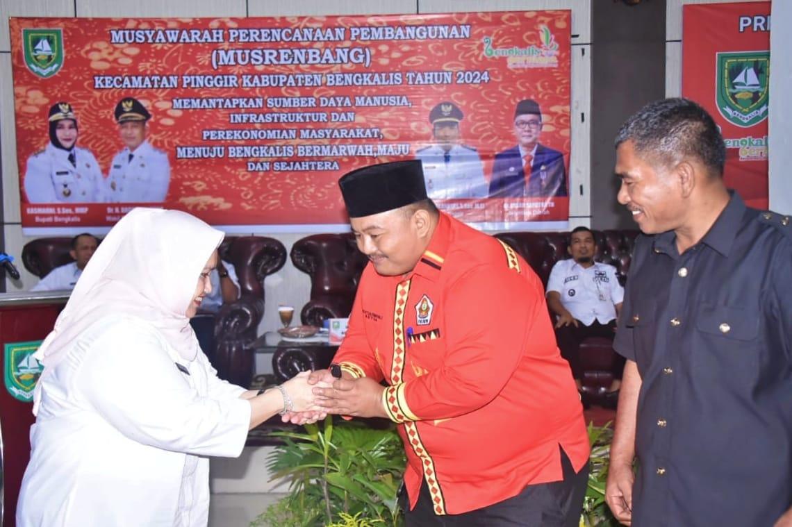 Bupati Bengkalis Kasmarni Serahkan 2 Unit Ambulans untuk IKBR dan PKNR