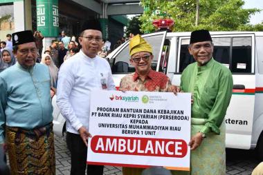 bmelalui-menteri-pendidikan-brk-syariah-serahkan-ambulans-untuk-universitas-muhammadiyah-riaub