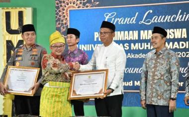 bbrk-syariah-terima-penghargaan-mitra-terbaik-umri-dari-menteri-pendidikanb