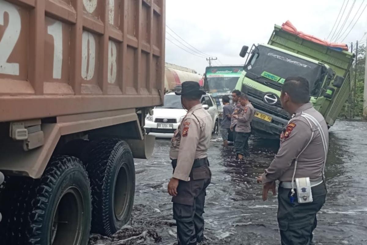 <b>Kapolda Riau Instruksikan Jajarannya untuk Amankan Jalur Distribusi Sembako dan Komoditas Ekonomi di Jalintim Pelalawan</b>