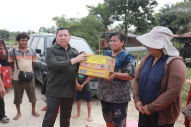 bpemprov-riau-distribusikan-bantuan-kemanusiaan-bagi-korban-banjir-di-kabupaten-pelalawanb