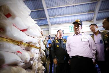 bdikirim-dari-tanjungpinang-menuju-sumsel-1000-ton-beras-diduga-selundupan-disita-aparat-di-karimun