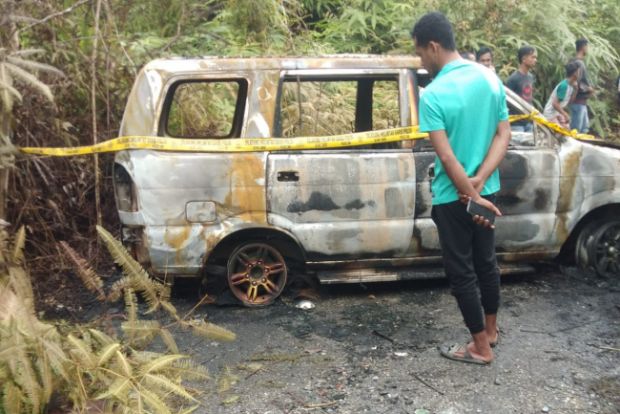 Mobil Panther Berpelat BM Ditemukan Terbakar di Rantauberangin Kampar, tapi Pemiliknya Entah di Mana