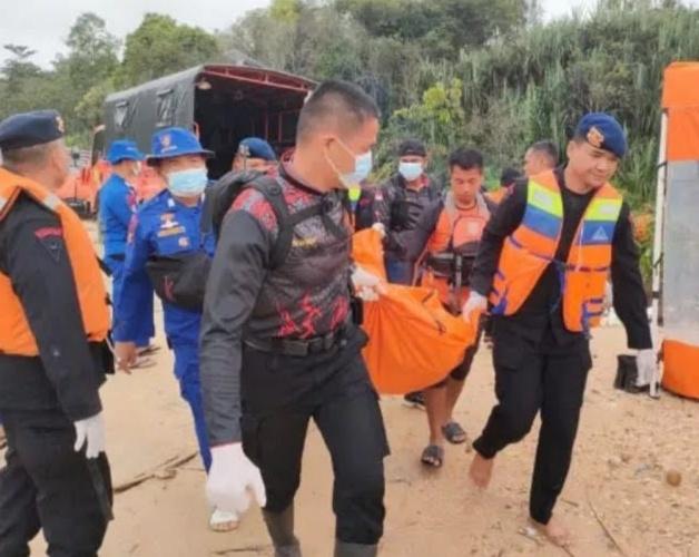 <b>Pencarian Korban Truk Jatuh ke Sungai di Pelalawan Provinsi Riau Tuntas, Total Tewas Menjadi 15 Orang</b>