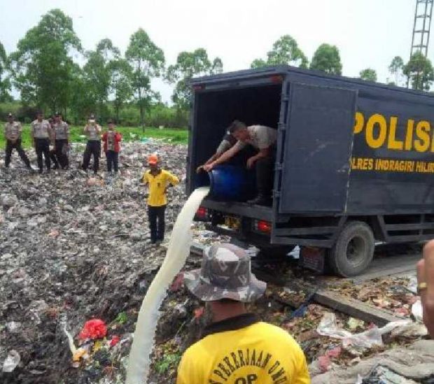 Ribuan Liter Tuak Dimusnahkan di Tempat Pembuangan Sampah Sungai Beringin Tembilahan