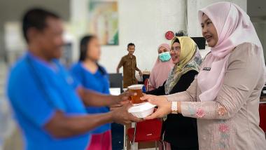 bbrk-syariah-berikan-300-porsi-makanan-dan-minuman-untuk-pasien-rsj-tampanb