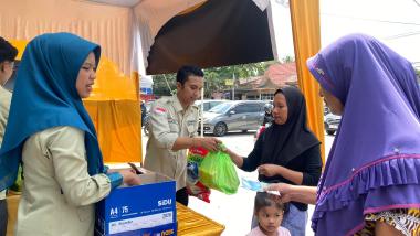 bbrk-syariah-gandeng-dharma-wanita-gelar-bazar-sembako-murah-untuk-warga-mentangorb