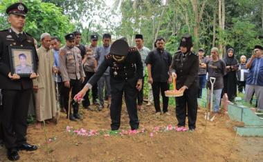 btertibkan-perang-mercon-saat-malam-takbiran-personel-polsek-kampar-gugur-dalam-tugasb