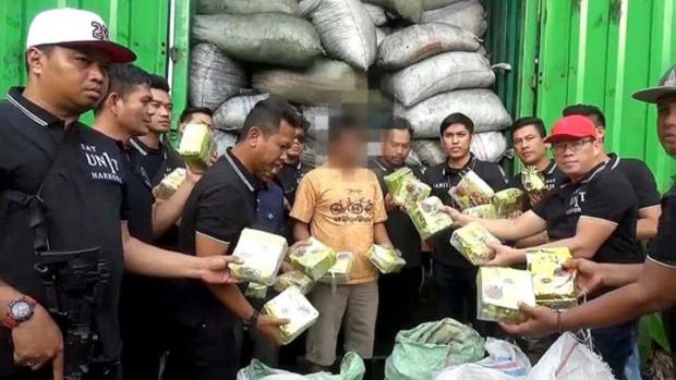 Kakak Beradik Ditangkap di Bandara Pekanbaru atas Kepemilikan 100 Kg Sabu yang Diselundupkan Dalam Kontainer di Lampung