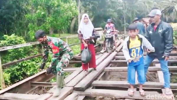 Sangat Mengerikan untuk Dilintasi, Jembatan yang Rusak Parah di Seimanding Rokan Hulu belum Diperbaiki