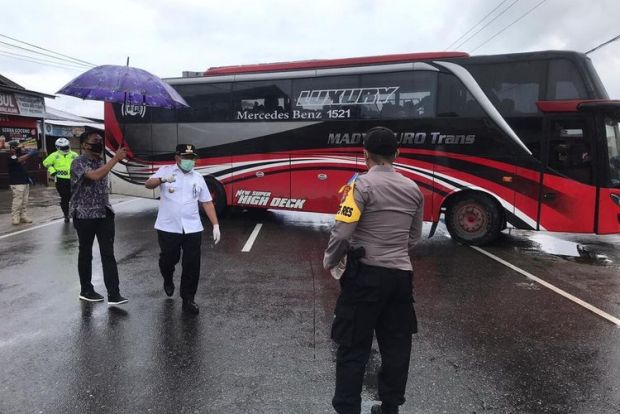 2 Bus Pariwisata dari Dumai Nekat Masuk Bukittinggi Saat PSBB, Ketahuan Bawa 72 TKI