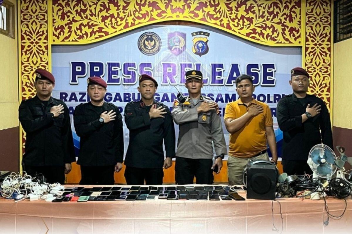 <b>98 Ponsel hingga Senjata Tajam Rakitan Ditemukan saat Razia Lapas Pekanbaru</b>