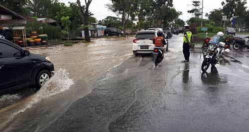 Diguyur Hujan Deras, Sejumlah Jalanan Utama di Kota Pekanbaru Banjir