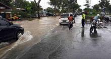 diguyur-hujan-deras-sejumlah-jalanan-utama-di-kota-pekanbaru-banjir