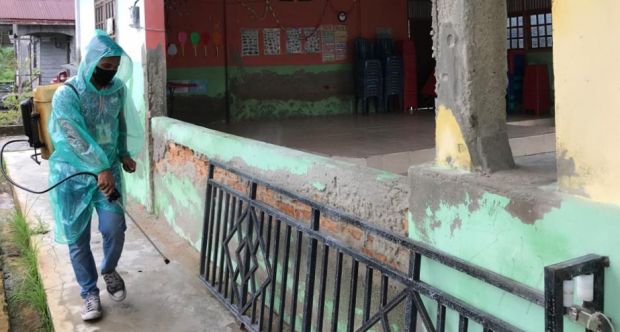 Relawan Covid-19 Unri Kecamatan Bantan Lakukan Penyemprotan Disinfektan di Sekolah Anak-Anak Suku Akit