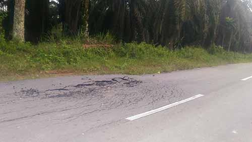 Jalan di Kampung Sialangbaru Kabupaten Siak Rusak Parah, Diduga akibat Truk Tronton Peron Sawit Bebas Keluar Masuk