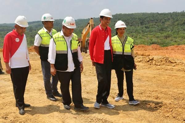 Jokowi Puji Kecepatan Progres Jalan Tol Pekanbaru-Dumai, ”Cepat <i>Banget</i>, Bayarannya Malah Telat”