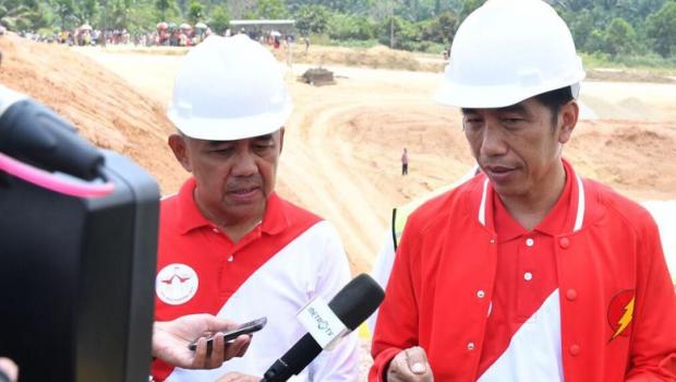 Gaya Presiden Jokowi Pakai Jaket <i>The Flash</i> Saat Tinjau Pembangunan Tol Pekanbaru-Dumai