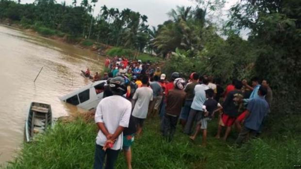 Mobil Travel Trayek Bukittinggi-Tembilahan Terjun ke Sungai Indragiri, Dua Penumpang Meninggal