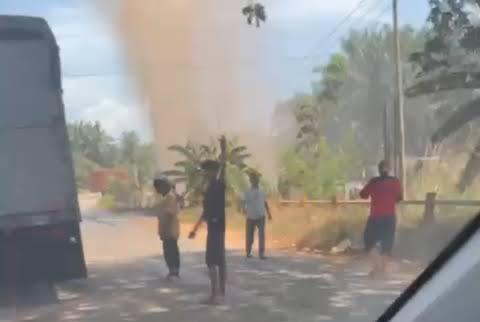 <b>Semburan Minyak Mentah dari Pipa Bocor di Riau Mengenai Jalan Lintas dan Rumah Warga, Begini Tanggapan Pihak PT Pertamina Hulu Rokan</b>