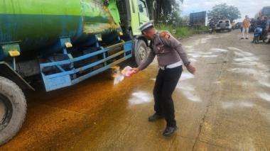 b4-truk-tabrakan-beruntun-jalan-lintas-pekanbaruduri-licin-kena-tumpahan-minyak-sawitb