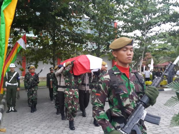 Gubernur Arsyadjuliandi Lepas Jenazah Anggota TNI yang Meninggal saat Padamkan Api di Rohil dan Perintahkan Jajarannya Antar hingga ke Magetan Jatim