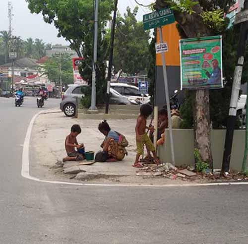 Lima Orang Suku Anak Dalam Muncul di Jalan Harapan Raya Pekanbaru, Mengaku Berjalan Kaki dari Jambi karena Diusir Perusahaan dari Tanah Tempat Mereka Tinggal