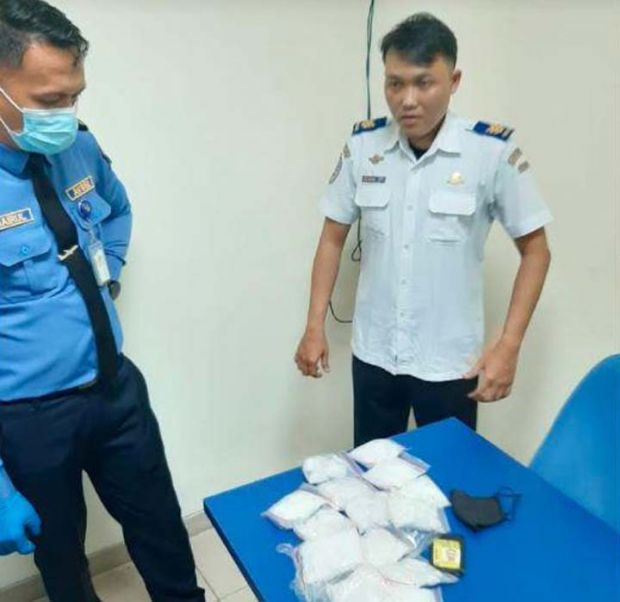 Terbang dari Pekanbaru ke Surabaya, Pria Berseragam PNS Kemenhub Ditangkap saat Bawa 3 Kg Sabu