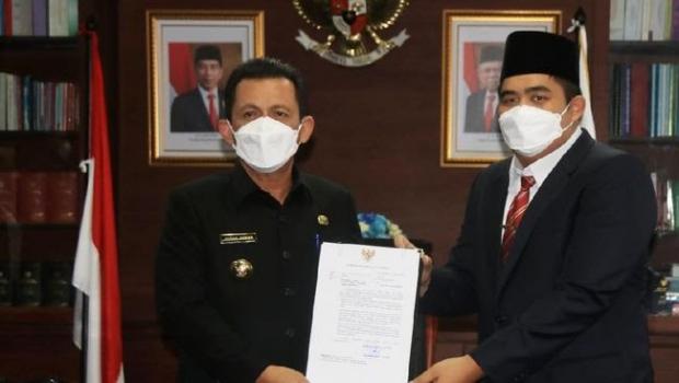 Bupati Bintan Ditahan KPK, Gubernur Kepulauan Riau Serahkan SK Plt kepada sang Anak