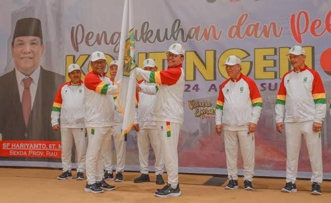 <b>Pj Gubernur Kukuhkan Sekaligus Lepaskan Kontingen Riau yang akan Ikuti PON XXI Aceh-Sumut 2024</b>