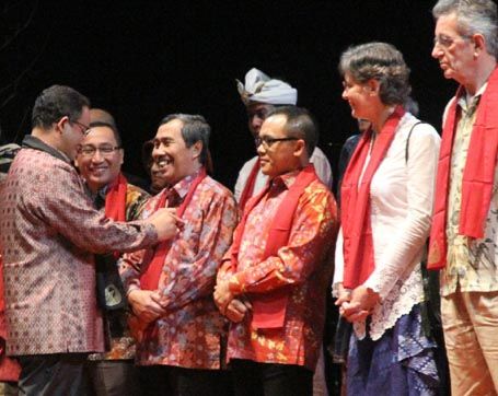 Kegigihan Syamsuar Rawat Budaya Melayu Siak Diganjar Pin Emas dari Mendikbud