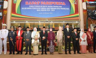 bpenjabat-gubernur-hadiri-pelantikan-pimpinan-dprd-riau-20242029b