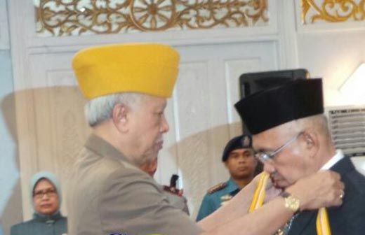 Kepeduliannya Diganjar Penghargaan oleh LVRI, Gubernur Riau Arsyadjuliandi Rachman Mengaku Anak Veteran