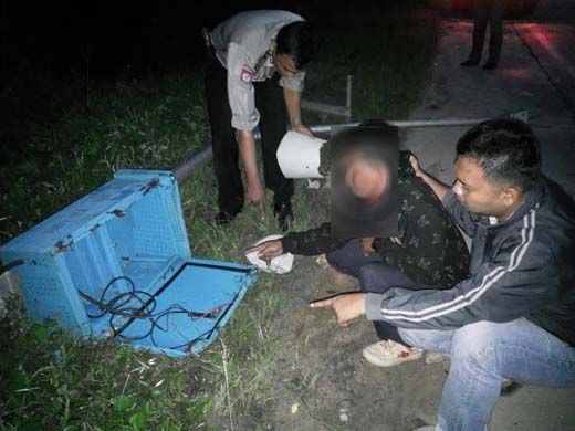 Pencuri Baterai Lampu Tenaga Surya Milik Pemkab di Jalintim Pelalawan Tertangkap Basah, Satu Orang Kabur