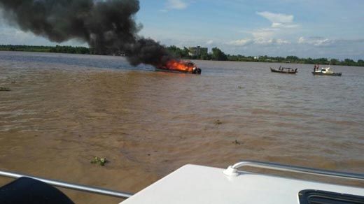 <i>Speedboat</i> ” Yusrifa” Tiba-tiba Terbakar dan Meledak dalam Perjalanan dari Tembilahan ke Kuala Enok, 21 Penumpang Terjun ke Laut