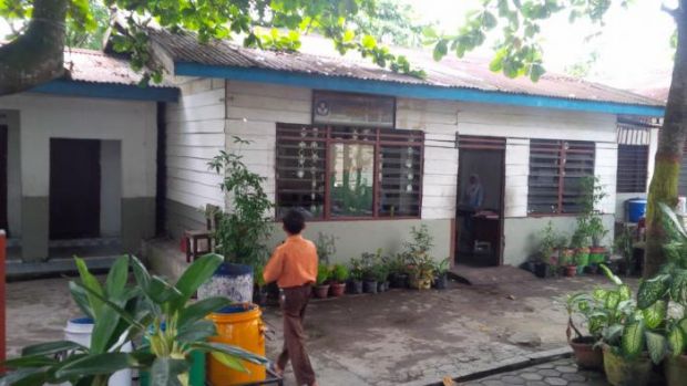 Siswa SD Negeri 163 Pekanbaru Belajar di Kelas Papan Samping Toilet, ” Kalau Siang Baunya Nggak Tahan Bang…”