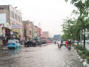 Diguyur Hujan 1 Jam Lebih, Jalanan Kota Dumai seperti Sungai