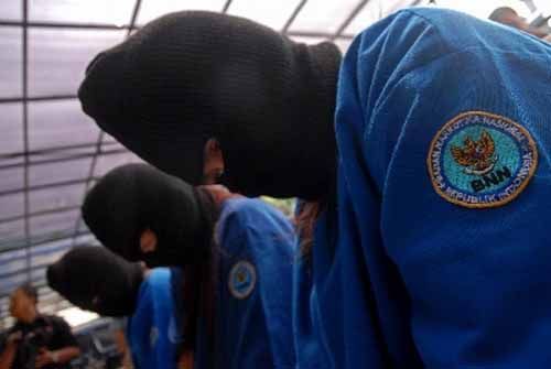 Transaksi Narkoba di Depan Sebuah Wisma Jalan Kaharuddin Nasution Pekanbaru Digagalkan, Seorang Wanita dan 2 Pria Penyimpan 1 Kg Sabu Diciduk